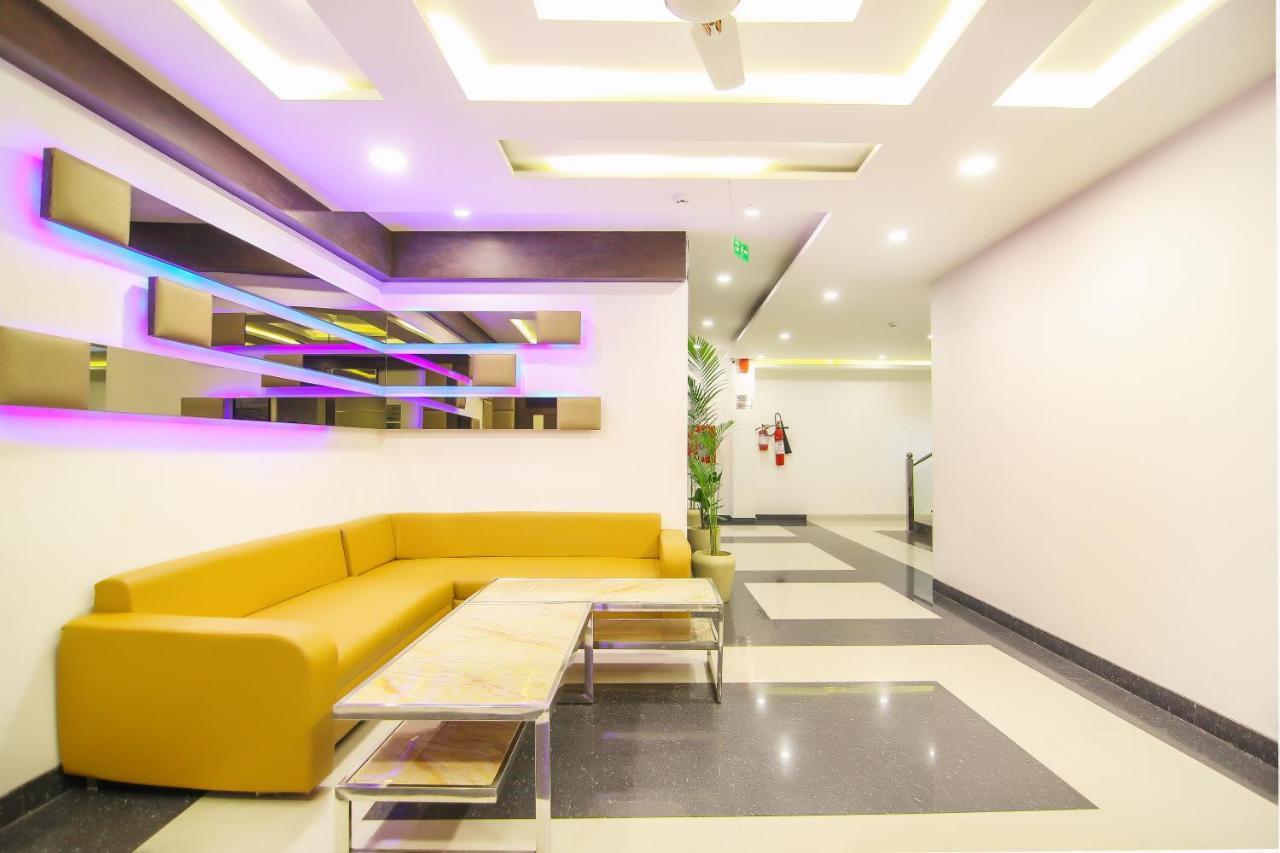 Hotel Moments Lucknow Esterno foto