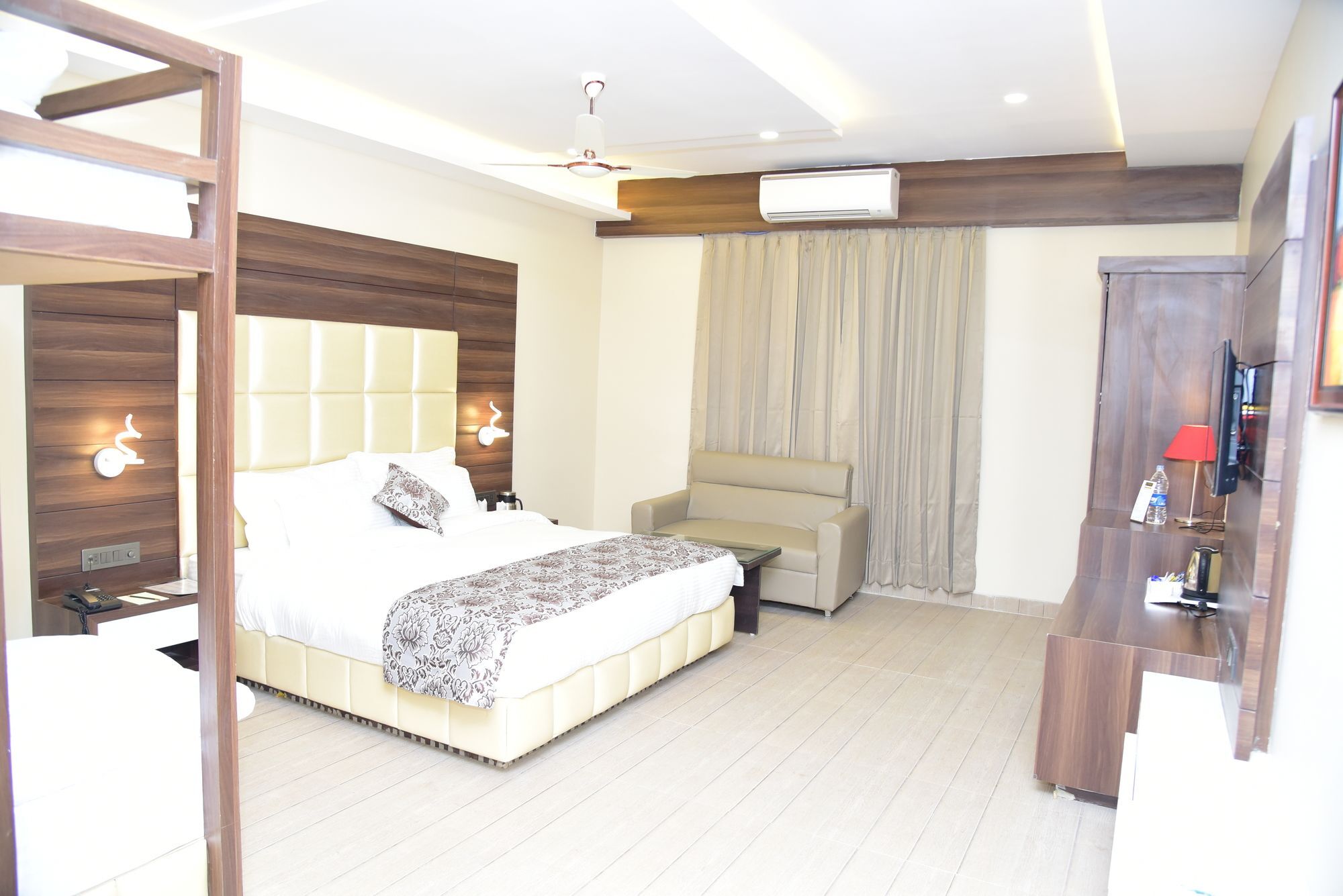 Hotel Moments Lucknow Esterno foto