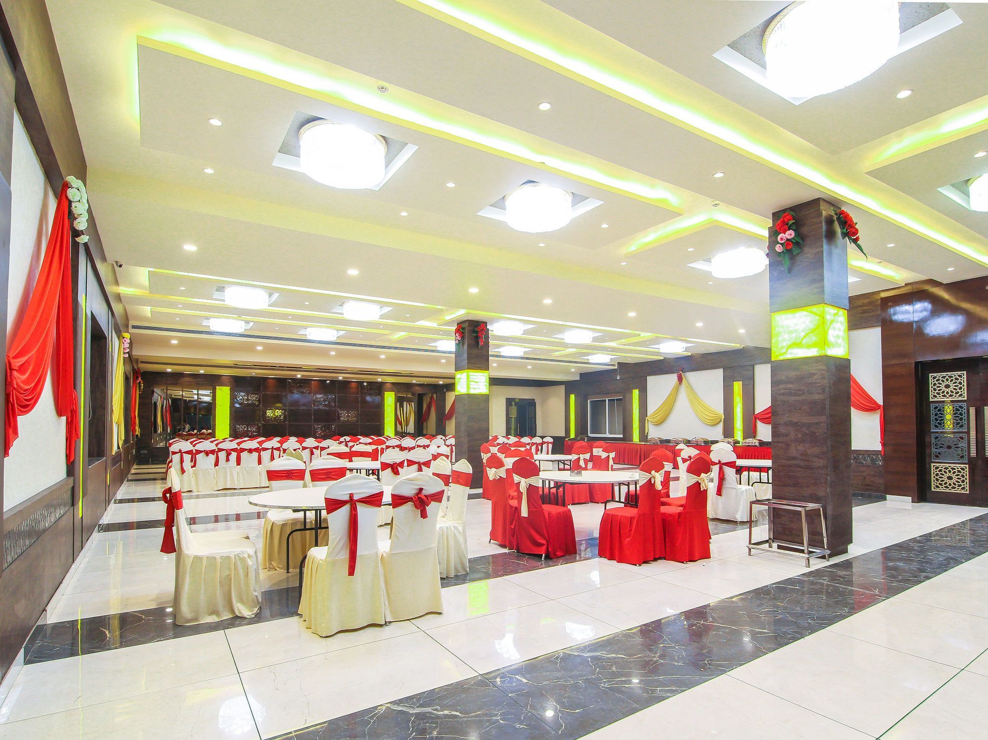 Hotel Moments Lucknow Esterno foto