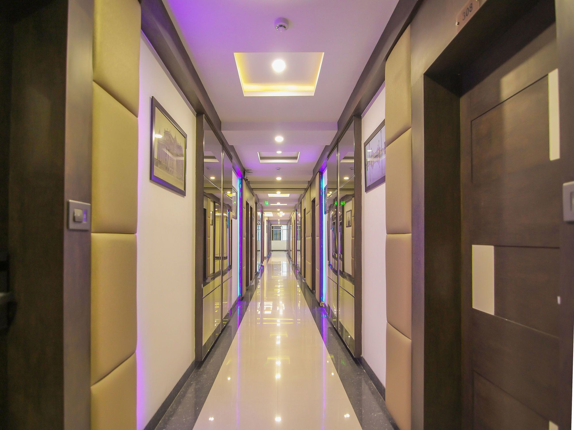 Hotel Moments Lucknow Esterno foto